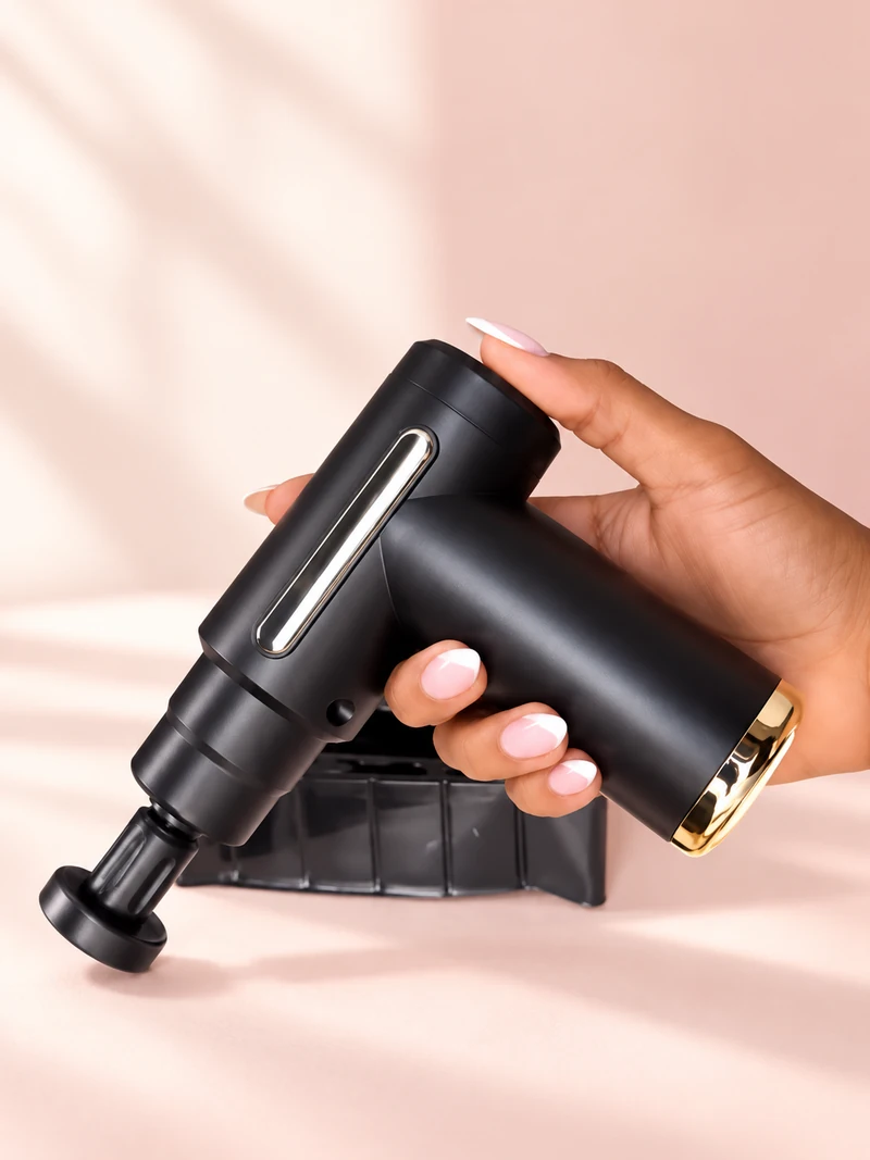 Pistola preta com a ponteira plana instalada e friso metálico lateral