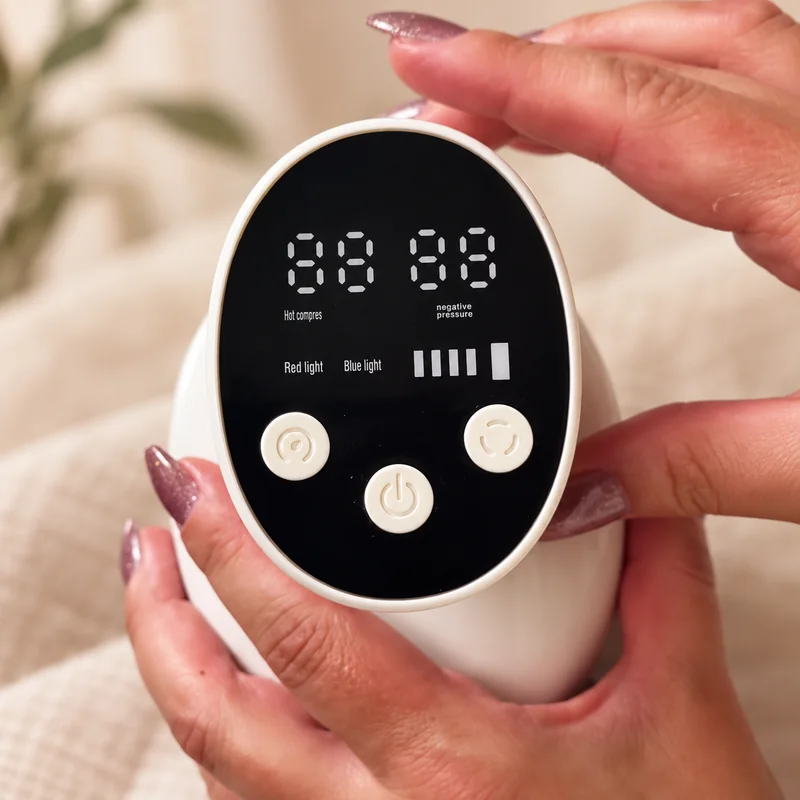 Massageador branco nas mãos em vista frontal, com visor digital e três botões táteis
